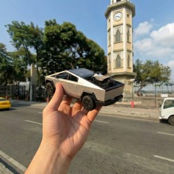 Tesla Cybertruck 1:24 de Metal + Cyberquad | Personalizado con Nombre (Grabado Láser)